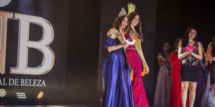 Miss Braga no pódio do concurso Miss Queen Portugal