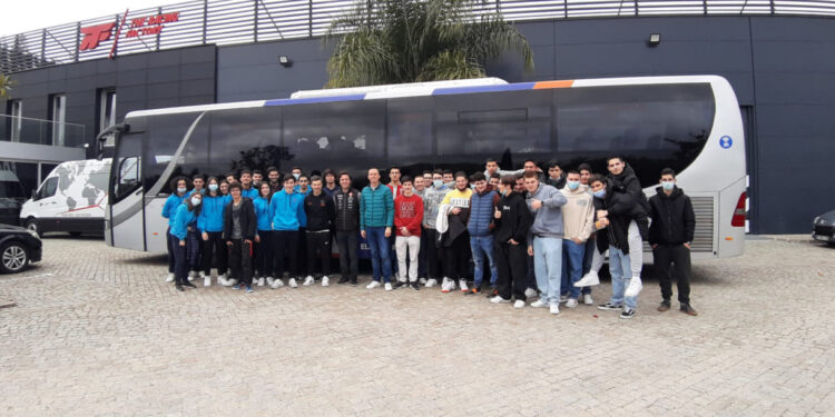 Piloto Armindo Araújo recebe alunos da Didáxis