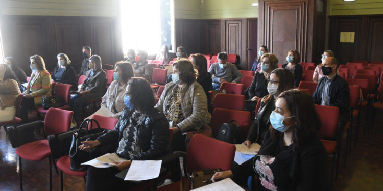 Contratados mais de 200 auxiliares para escolas