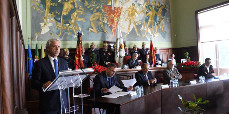 Centralismo criticado na sessão do 25 de Abril