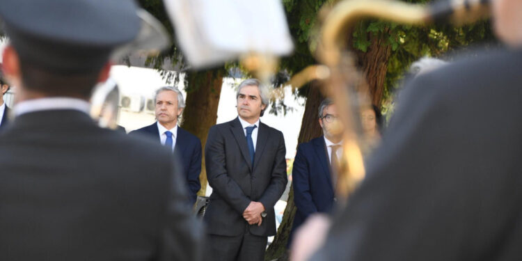 Centralismo criticado na sessão do 25 de Abril