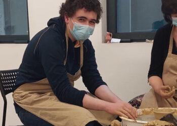 Moldar o barro da olaria vimaranense