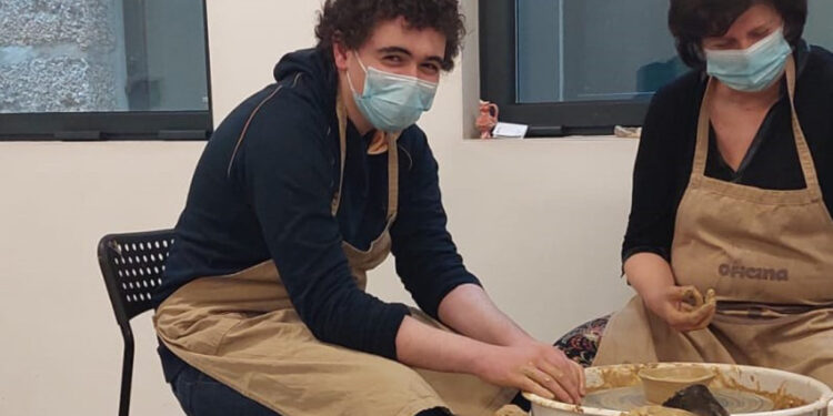 Moldar o barro da olaria vimaranense