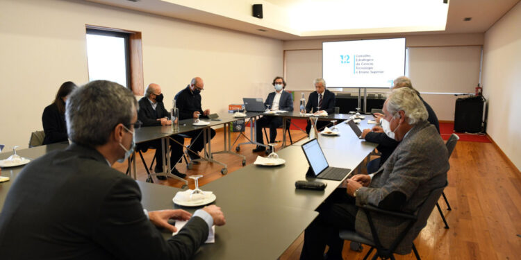 Refletir sobre o futuro de Famalicão