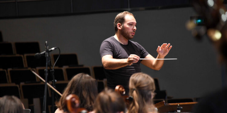 Jovens músicos reunidos em orquestra sinfónica