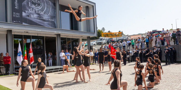 Arte cativa comunidade arrifanense