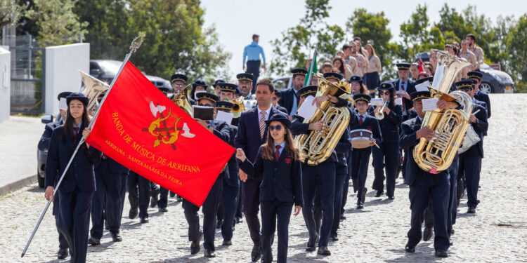 Arte cativa comunidade arrifanense