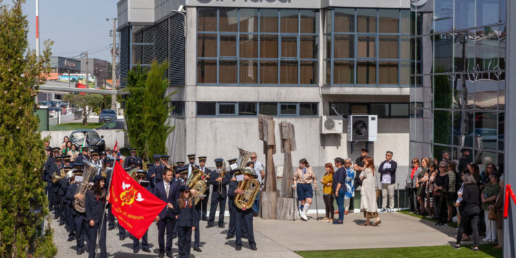 Arte cativa comunidade arrifanense