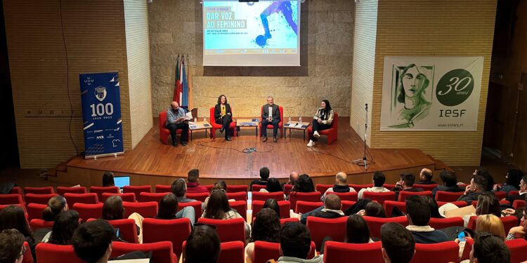 Dar voz ao feminino no Futebol