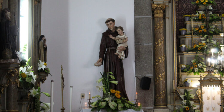 D. José Cordeiro preside à Missa de Santo António