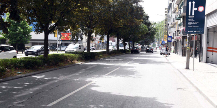 Av. Marechal Humberto Delgado com circulação limitada