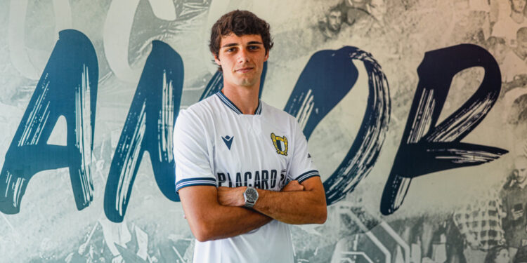 Samuel Lobato renova com FC Famalicão
