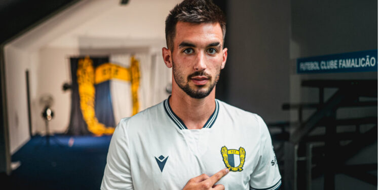 Álex Millán reforça ataque do FC Famalicão