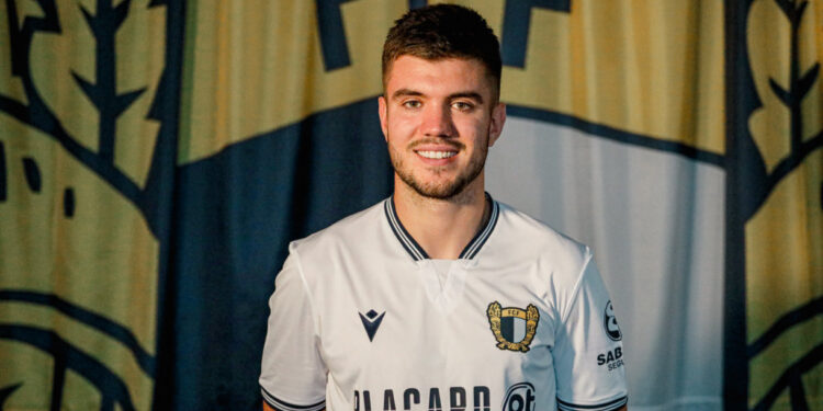 Martin Aguirregabiria assina com FC Famalicão