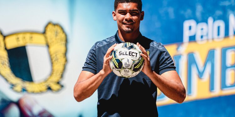 Luiz Júnior renova com FC Famalicão