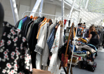 Feira de roupa em 2ª mão regressa à Praça