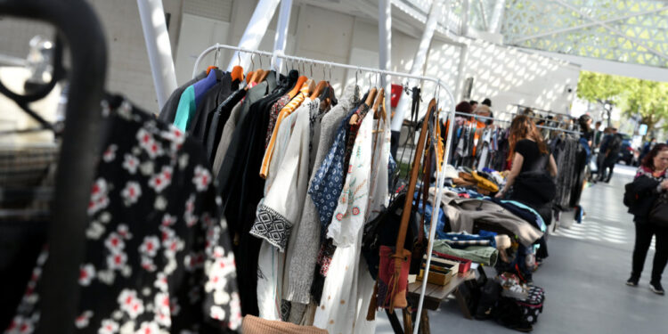 Feira de roupa em 2ª mão regressa à Praça