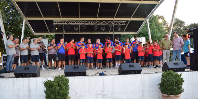 Comunidade reunida na Mostra de Oliveira S. Mateus