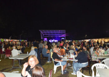 Comunidade reunida na Mostra de Oliveira S. Mateus