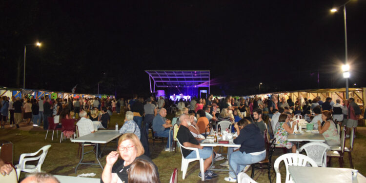 Comunidade reunida na Mostra de Oliveira S. Mateus