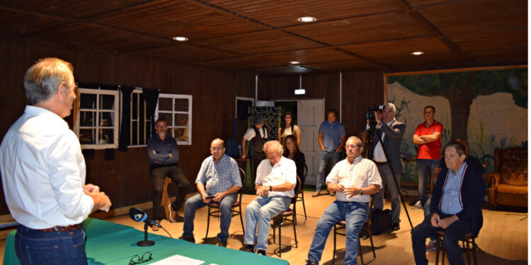 Requião: Nova direção do 1º de Maio tomou posse