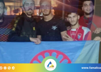 Encontro de futebol entre comunidade roma