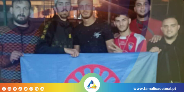 Encontro de futebol entre comunidade roma