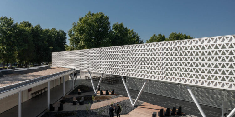 HÁ CRITICAS NA PRAÇA