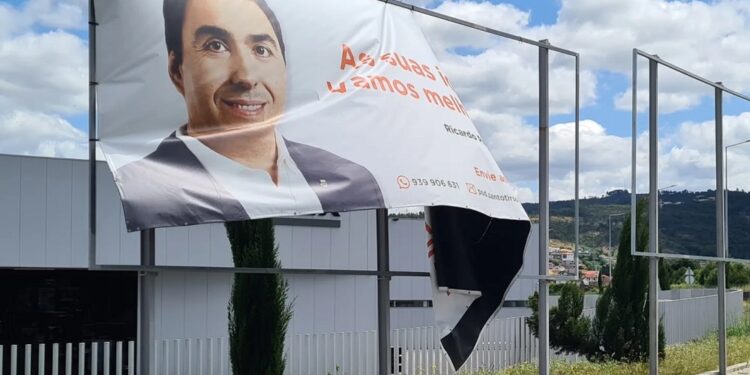 SANTO TIRSO: Outdoor Vandalizado