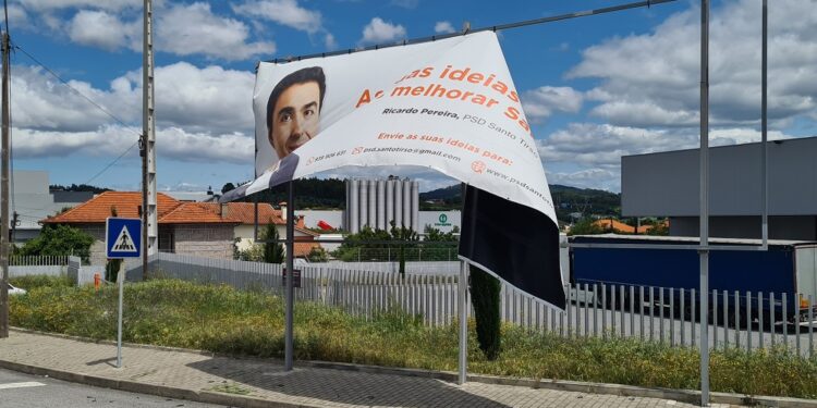 SANTO TIRSO: Outdoor Vandalizado