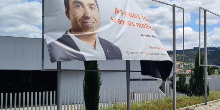 SANTO TIRSO: Outdoor Vandalizado