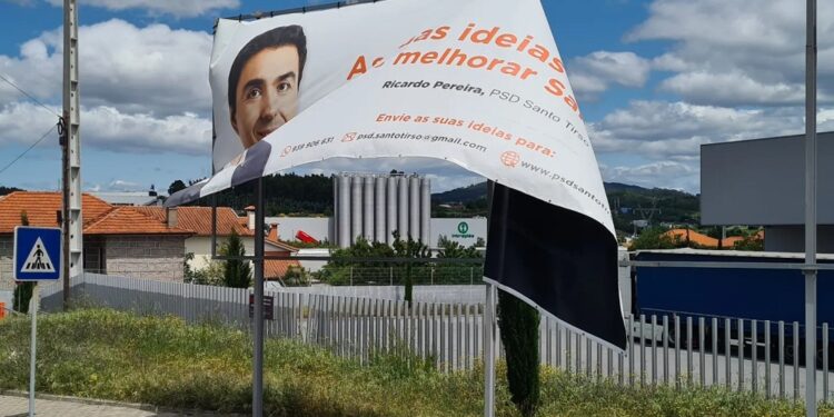 SANTO TIRSO: Outdoor Vandalizado