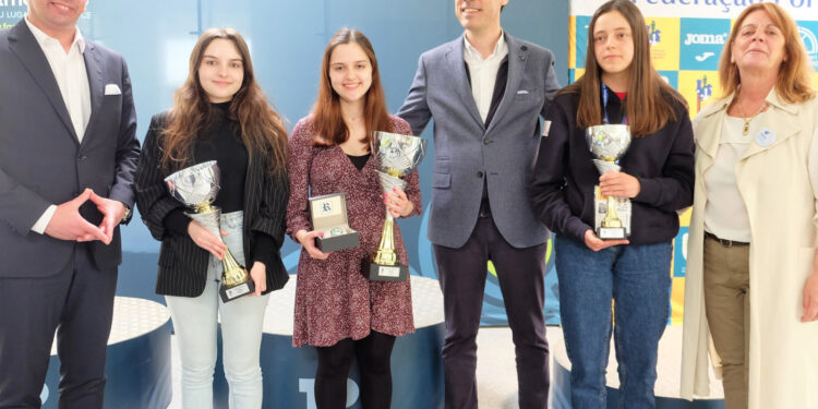 Xadrez: Mariana Silva renova título