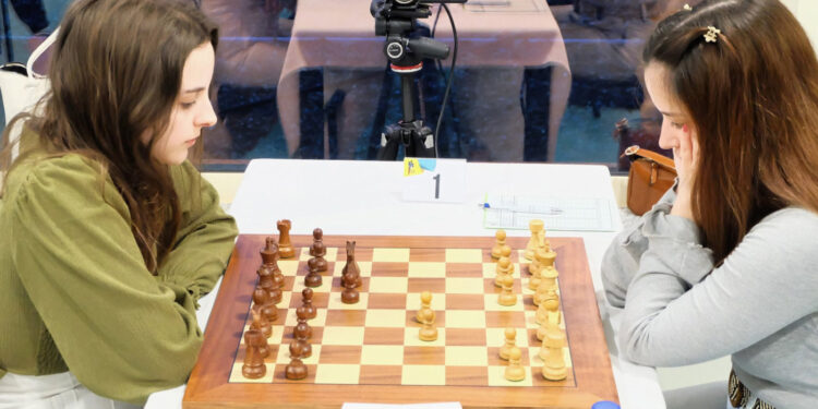 Xadrez: Mariana Silva renova título