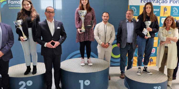 Xadrez: Mariana Silva renova título