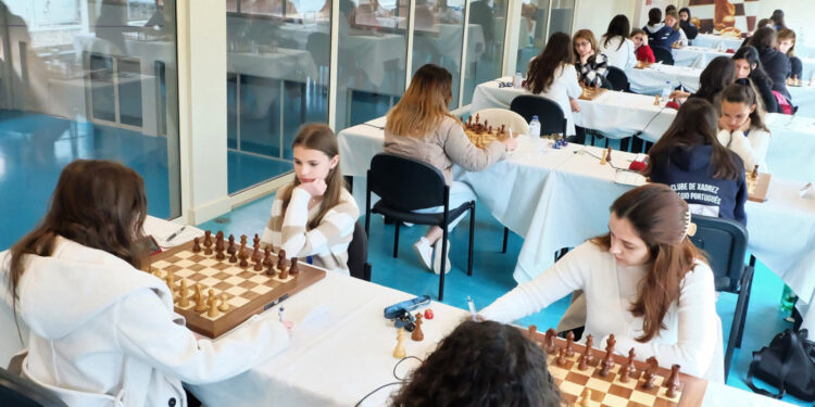 Xadrez: Mariana Silva renova título