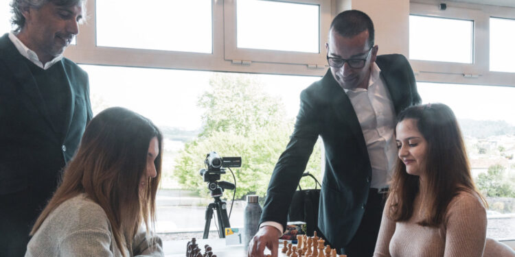 Xadrez: Mariana Silva renova título