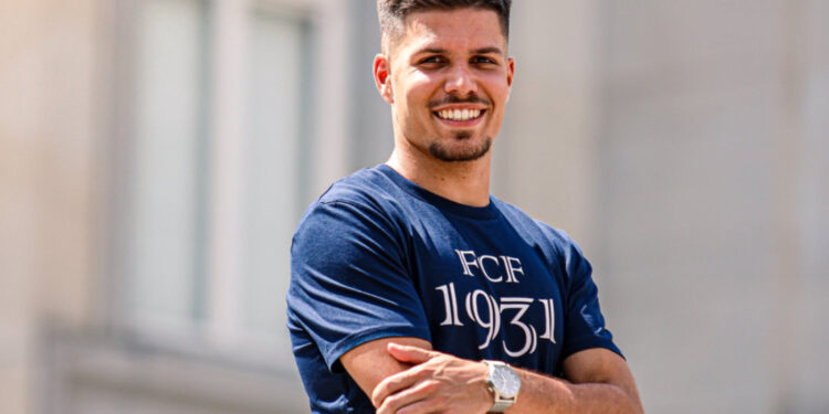 Francisco Moura fica no Famalicão