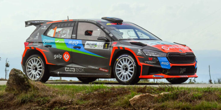 Na liderança, em Chaves