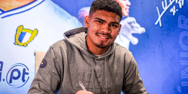 Júnior renovou pelo FC Famalicão