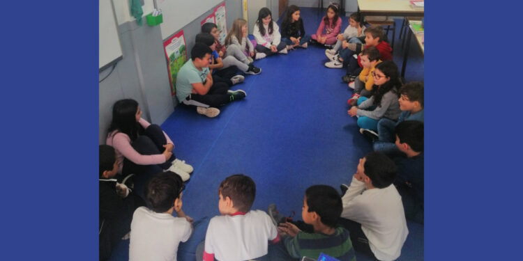 Alunos reunidos em conselho