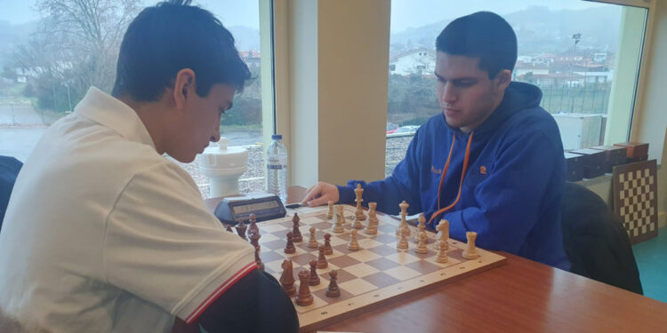 Xadrez: Equipa A atinge 1/16 avos de final