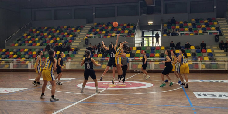 Séniores A e B perdem