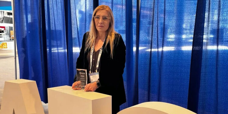 Professora premiada nos EUA