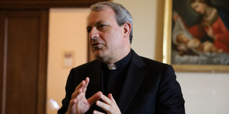 Papa nomeia padre Português