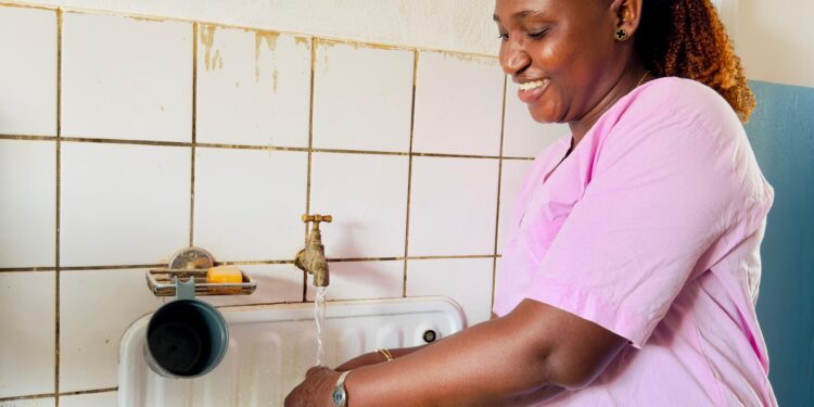 HumanitAVE abre furo de água