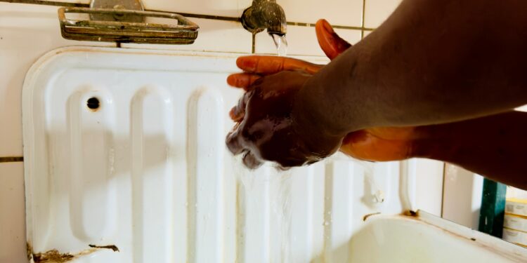 HumanitAVE abre furo de água