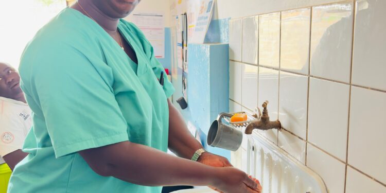 HumanitAVE abre furo de água