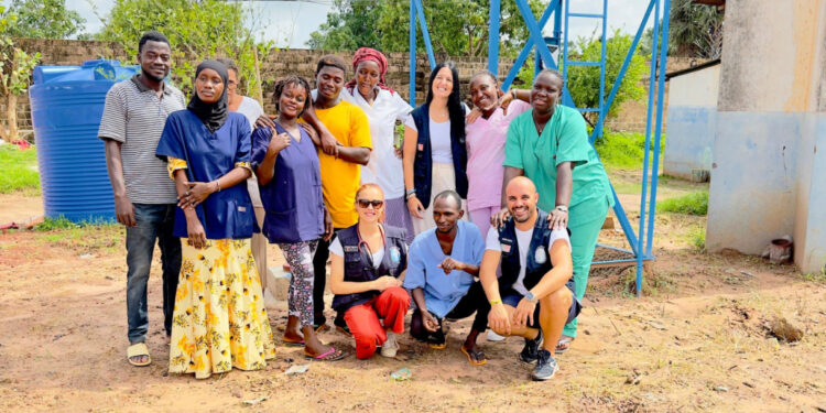 HumanitAVE abre furo de água