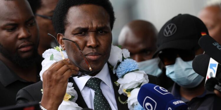 Mondlane regressa a Moçambique